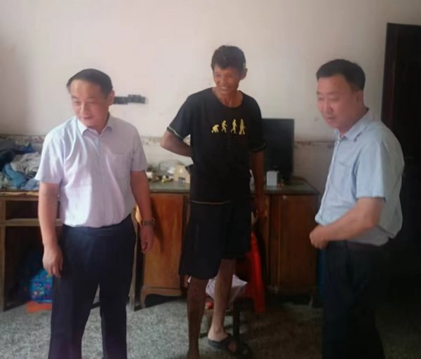 市委史志室開展結對幫扶對象走訪慰問